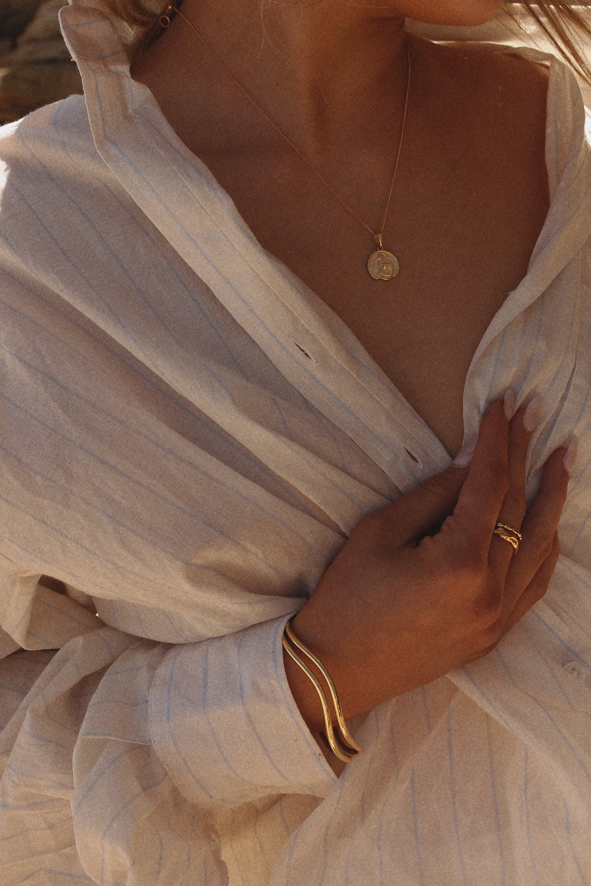 Jaclyn Wave Bangle Gold