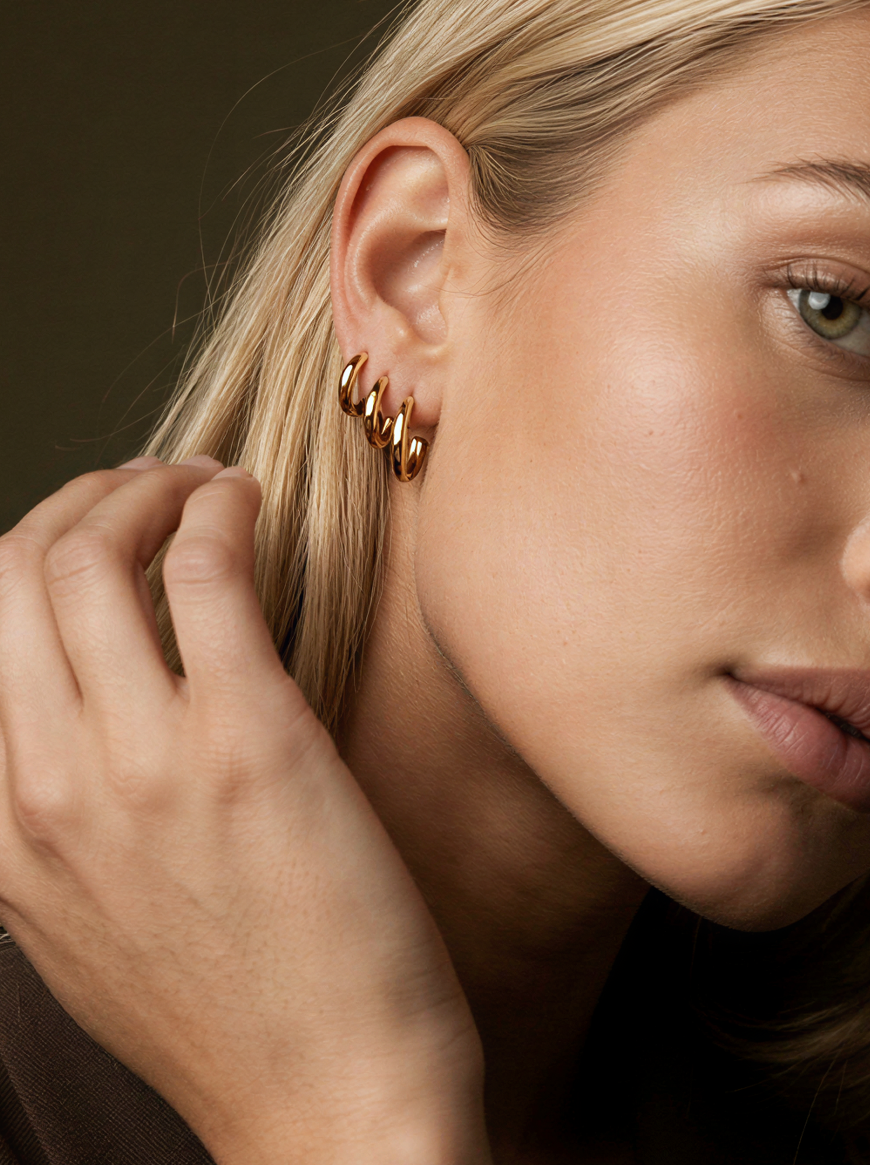 Mila Huggie Earrings Gold